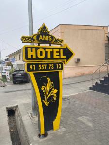 una señal de hotel al lado de una calle en ANIS HOTEL en Samarcanda