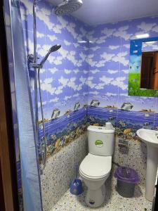 y baño con ducha, aseo y lavamanos. en ANIS HOTEL en Samarcanda