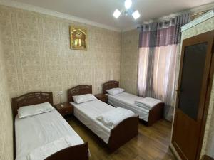 Habitación con 2 camas en una habitación con: en ANIS HOTEL en Samarcanda