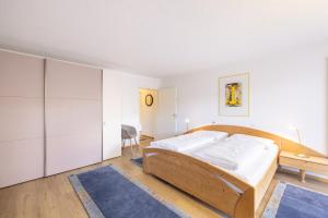 a bedroom with a large bed and a desk at 2206 Frisch renovierte Wohnung mit modernem Ambiente in Vulpera