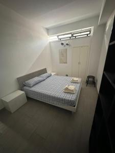 1 dormitorio con 1 cama en una habitación blanca en Appartamento per famiglie o gruppi di amici Access Point, en Crotone