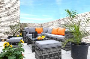 patio z kanapą i stołem oraz roślinami w obiekcie Off THE SHARD XXL DESIGN FAMILY HOUSE with GARDEN OR PENTHOUSE with SKYLINE TERRACE w Londynie