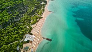 una vista aérea de la playa y del océano en ROBINSON APULIA - All Inclusive, en Ugento