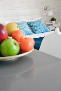 een fruitschaal op een tafel naast een bed bij Larios Premium Apartments in Málaga