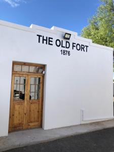 The Old Fort في Aberdeen: مبنى ابيض بباب خشبي وقديم الحصن
