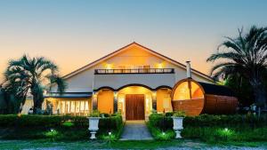 una grande casa con un barile sul davanti di ヴィラ砂時計九十九里超豪華大型貸切別荘寝室五つペット可サウナ本格カラオケグランドピアノ麻雀 a Kujukuri