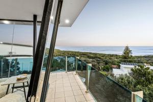 einen Balkon mit Meerblick in der Unterkunft Orton Oceanview Luxury Retreat in Ocean Grove