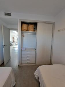 1 dormitorio con 2 camas y armario en Chez Titi, en San Juan de los Terreros 27 fotos más