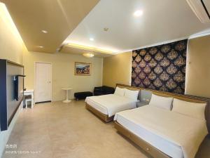 花蓮市的住宿－法蘿拉民宿 近東大門夜市住宿 附車位，酒店客房设有两张床和一台平面电视。