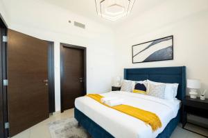 Postel nebo postele na pokoji v ubytování Marina Sea & Canal View 1BR Perfectly Cosy