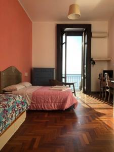 B&B Vista Mare في نابولي: غرفة نوم بسرير وارضية خشبية