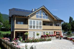 een groot huis met bloemen ervoor bij Appartements Claudia in Mauterndorf