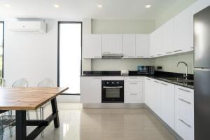 Dapur atau dapur kecil di 3-Story Pool Villa Katahan UTK B4 just 7 min walk to Kata Beach