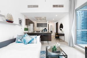 Postel nebo postele na pokoji v ubytování Ultimate Stay 1 BR Marina Views Best Location in the Heart of Marina Perfect Vacation Near Marina Beach JBR