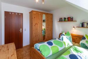 een slaapkamer met een bed en een houten kast bij Ferienwohnung Sonnenseite Zoja Hahnenklee in Hahnenklee-Bockswiese