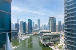 Nespecifikovaný výhled na destinaci Dubaj nebo výhled na město při pohledu z apartmánu