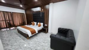 Un dormitorio con una cama, un sofá y una silla. en Blue Pine Orchards - Apartments, en Lansdowne 40 fotos más