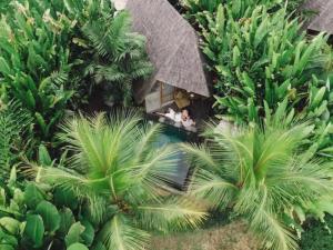 Luftblick auf ein Resort mit Palmen in der Unterkunft Lasamana Villas Ubud by Pramana Villas in Ubud