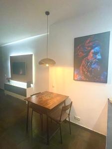 a dining room with a table and a painting on the wall at Estudio junto La Nogalera 1 in Torremolinos