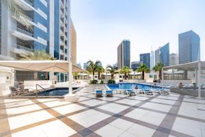 Bazén v ubytování Ultimate Stay 1 BR Marina Views Best Location in the Heart of Marina Perfect Vacation Near Marina Beach JBR nebo v jeho okolí