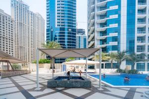 Bazén v ubytování Ultimate Stay 1 BR Marina Views Best Location in the Heart of Marina Perfect Vacation Near Marina Beach JBR nebo v jeho okolí