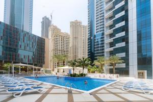 Bazén v ubytování Ultimate Stay 1 BR Marina Views Best Location in the Heart of Marina Perfect Vacation Near Marina Beach JBR nebo v jeho okolí