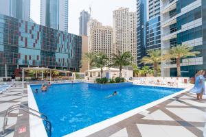 Bazén v ubytování Ultimate Stay 1 BR Marina Views Best Location in the Heart of Marina Perfect Vacation Near Marina Beach JBR nebo v jeho okolí