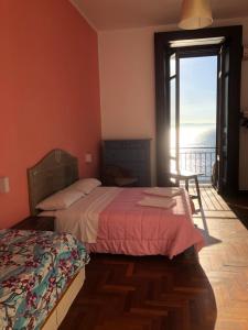 ナポリにあるB&B Vista Mareのベッドルーム1室(ベッド2台、大きな窓付)