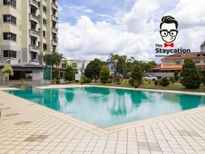 basen w środku budynku w obiekcie Staycation Homestay 33 Floridale Condominium near viva city w mieście Kuching