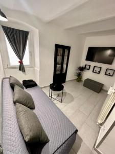een woonkamer met een bank en een flatscreen-tv bij LamaisondeMaria in Carpinone