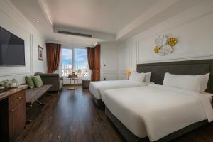 um quarto de hotel com duas camas e uma televisão em Hanoi Allure Hotel em Hanói