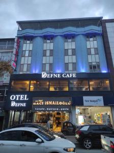 un edificio azul con coches estacionados frente a él en OTEL DEFNE, en Polatlı