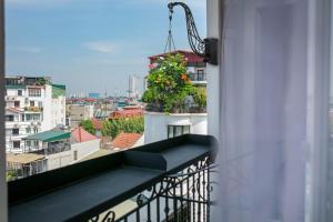 Rõdu või terrass majutusasutuses Hanoi Allure Hotel