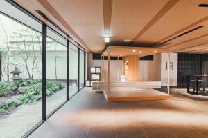 um quarto amplo com janelas grandes e uma banheira de madeira em KABIN Taka em Quioto