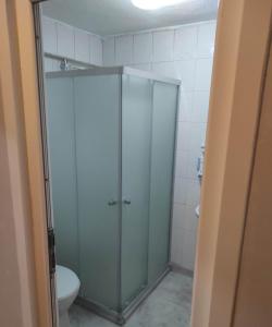 y baño con aseo y cabina de ducha de cristal. en OTEL DEFNE, en Polatlı