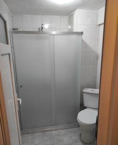 y baño blanco con aseo y ducha. en OTEL DEFNE, en Polatlı