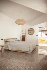 ein Schlafzimmer mit einem Bett und einer Uhr an der Wand in der Unterkunft Live and Love Italy in Monopoli