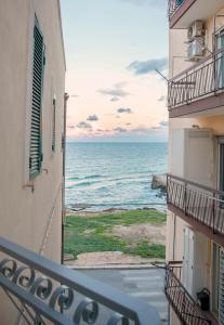 Vom Balkon eines Gebäudes genießen Sie Meerblick. in der Unterkunft Live and Love Italy in Monopoli