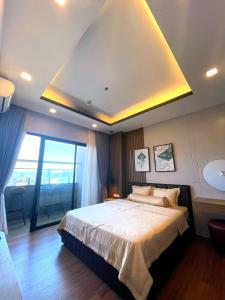 1 dormitorio con 1 cama grande y techo en ND Travel - FLC Sea Tower Quy Nhơn en Quy Nhon