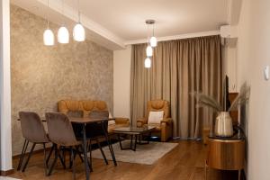 uma sala de estar com mesa e cadeiras em Belgrade Waterfront - River Residence em Belgrado