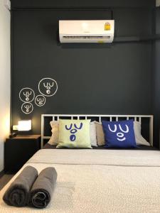 ein Schlafzimmer mit einem Bett und einer Klimaanlage an der Wand in der Unterkunft Bed's Friend in Bangkok