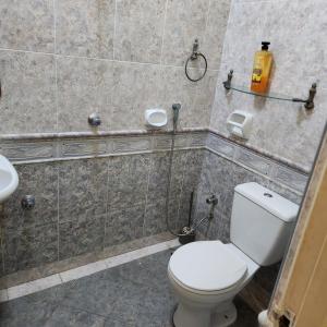 y baño con aseo y lavamanos. en KB Homestay - Free WIFI, en Kota Bharu