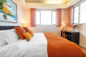 Hilo Villa w/pool- 16 guests max客房内的一张或多张床位