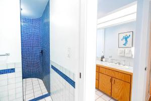 Hilo Villa w/pool- 16 guests max的一间浴室