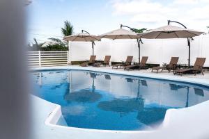Hilo Villa w/pool- 16 guests max内部或周边的泳池