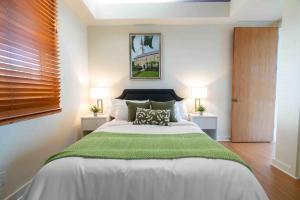 Hilo Villa w/pool- 16 guests max客房内的一张或多张床位