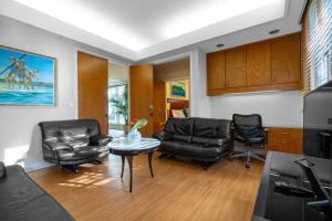 Hilo Villa w/pool- 16 guests max的休息区