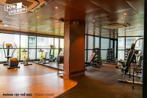 - une salle de sport avec des tapis de course et des équipements d'exercice dans un bâtiment dans l'établissement Son&Henry Zenity District 1, à Hô-Chi-Minh-Ville