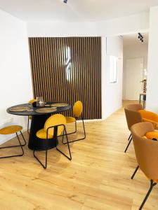 uma sala de jantar com cadeiras amarelas e uma mesa em Luxury City Retreat- 2-Bedroom, 2-Bath Apartment em Nicósia