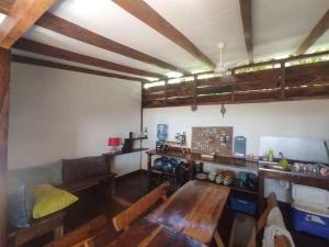 um quarto com mesas de madeira e bancos num quarto em Casa GaNiMo - propiedad privada, frente al mar em La Libertad